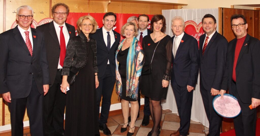 Rote Herzen im Dreivierteltakt beim 50. Ball der roten Herzen