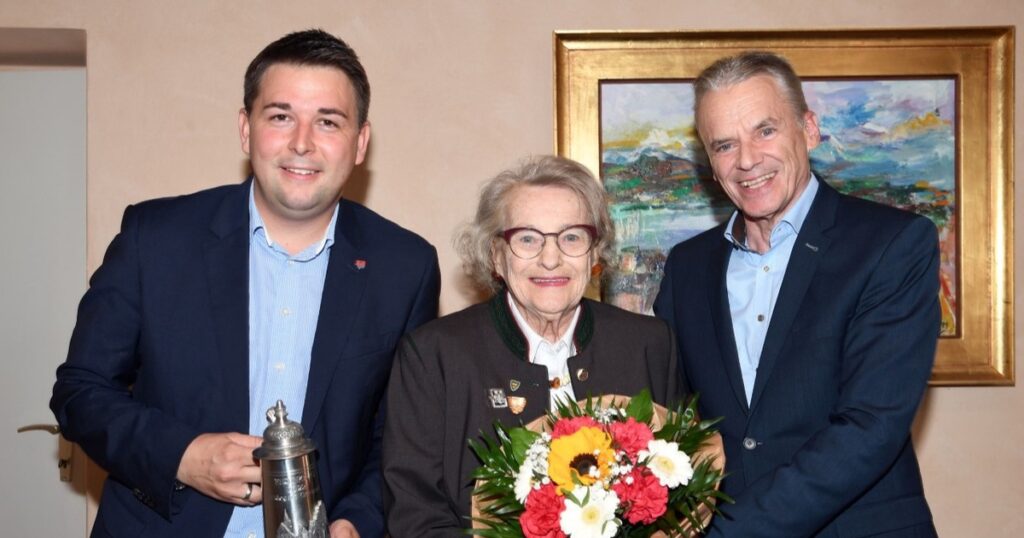 Gro&szlig;e Ehrung f&uuml;r die Veldenerin Hildegard Griesser am Zammelsberg