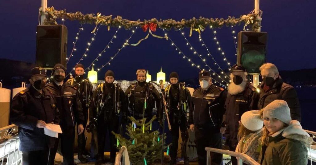 Christbaumversenken im Gedenken an die Verungl&uuml;ckten im W&ouml;rthersee