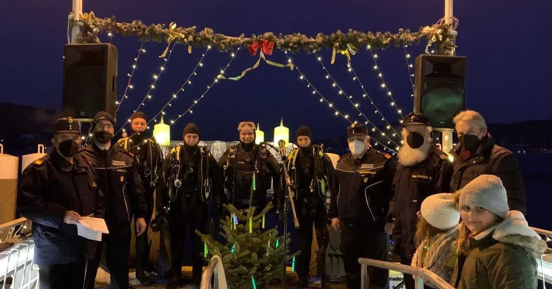 Christbaumversenken im Gedenken an die Verungl&uuml;ckten im W&ouml;rthersee