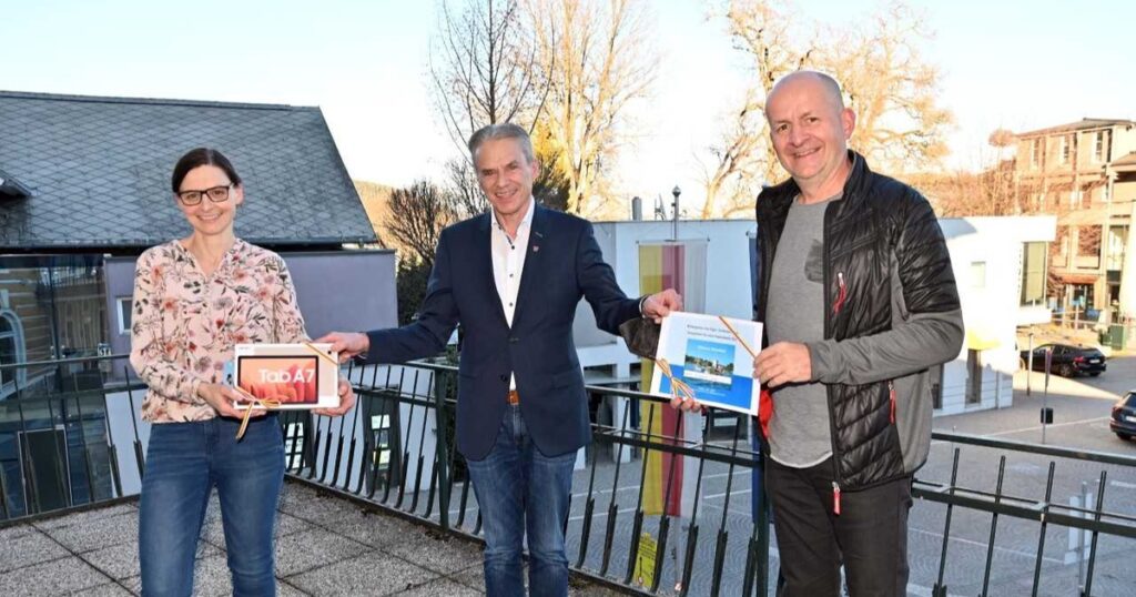 Drei lachende Gewinner*inner in Velden &ndash; das Losgl&uuml;ck hat entschieden!