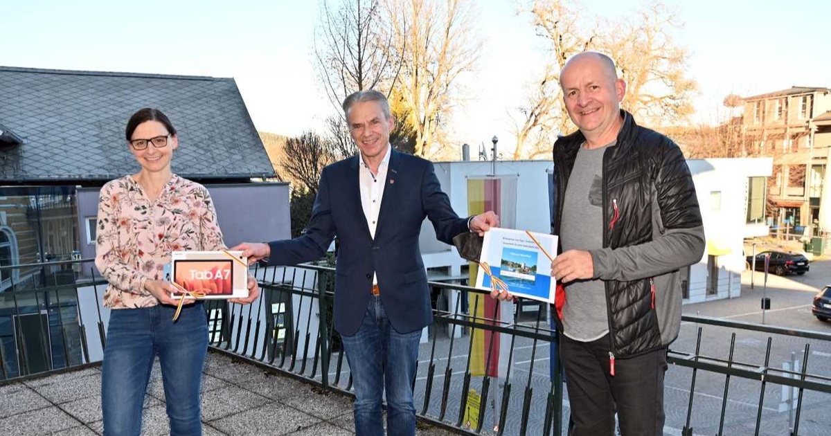 Drei lachende Gewinner*inner in Velden &ndash; das Losgl&uuml;ck hat entschieden!