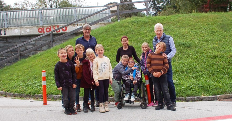 Zus&auml;tzlicher verkehrssichernder Akzent vor der VS Lind ob Velden